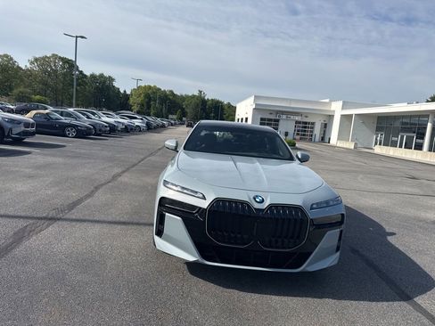 Used 2026 BMW 760i xDrive w/ Executive Package AWD/4WD image 2