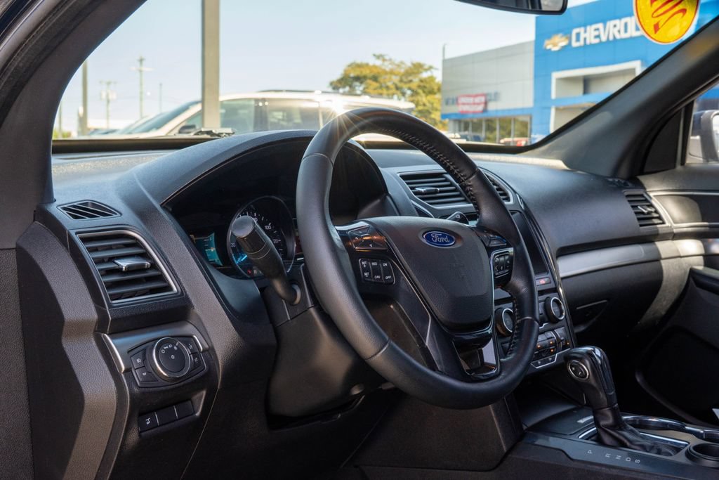 Used 2018 Ford Explorer XLT w/ Equipment Group 201A FWD image 14