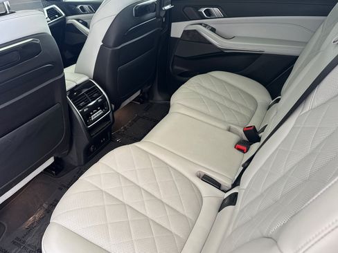 Used 2023 BMW X7 xDrive40i w/ M Sport Package AWD/4WD image 11