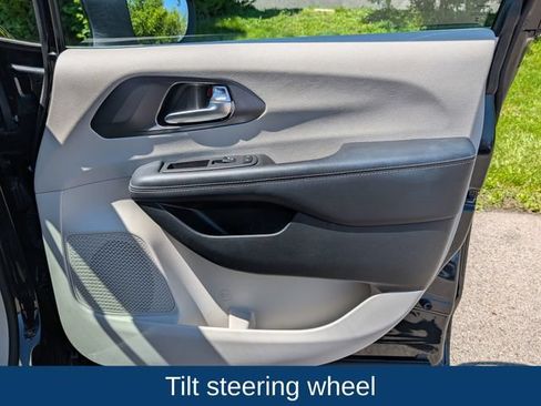 Used 2023 Chrysler Pacifica Touring-L FWD image 33