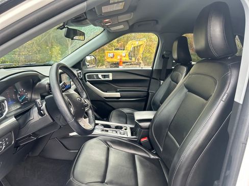 Used 2022 Ford Explorer XLT w/ Equipment Group 202A image 12