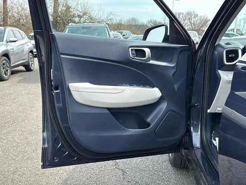 Used 2023 Hyundai Venue Limited image 11