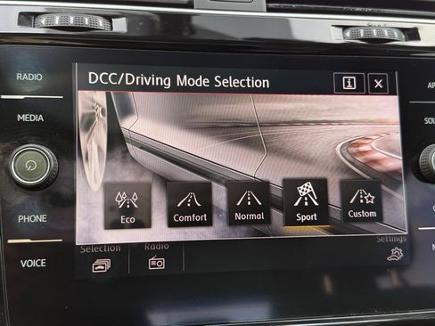 Used 2019 Volkswagen Golf 4-Door image 11