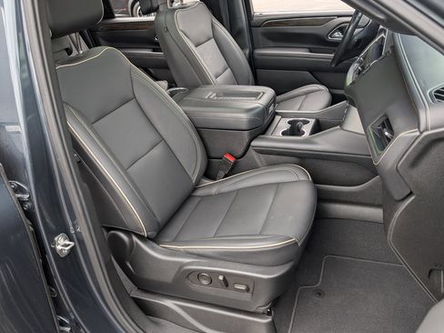 Used 2021 Chevrolet Suburban Premier w/ Premium Package 2 RWD image 24