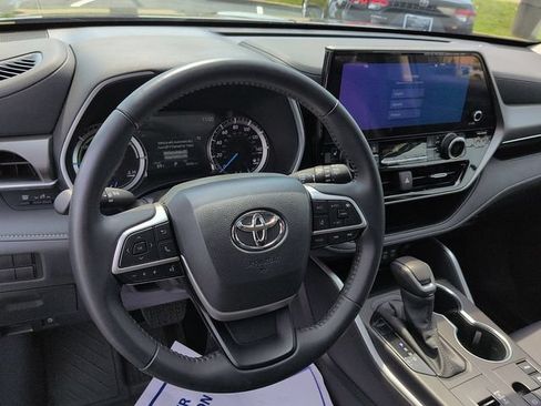 Certified 2025 Toyota Highlander XLE AWD/4WD image 13