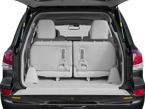 Used 2013 Lexus LX 570 4WD w/ Luxury Pkg w/Pre-crash image 12