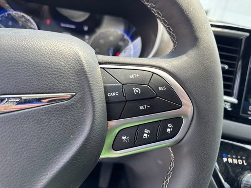 Used 2025 Chrysler Pacifica Select FWD image 25