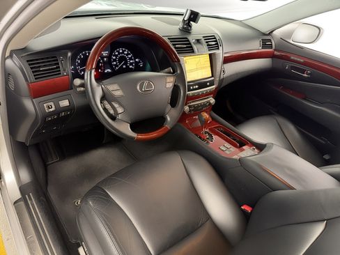 Used 2011 Lexus LS 460 L w/ Luxury Pkg RWD image 4