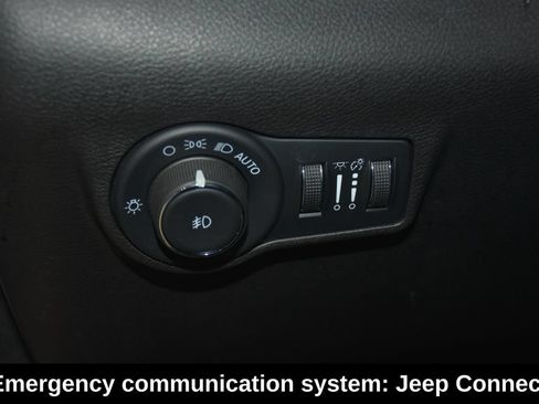 Used 2025 Jeep Compass Latitude w/ Sun & Sound Group AWD/4WD image 12