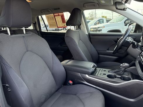 Used 2021 Toyota Highlander LE image 32