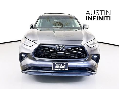 Used 2023 Toyota Highlander XLE FWD image 2