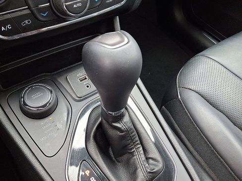 Used 2019 Jeep Cherokee Limited w/ Luxury Group AWD/4WD image 18