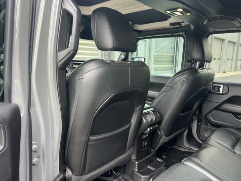 Used 2019 Jeep Wrangler Unlimited Sahara AWD/4WD image 7
