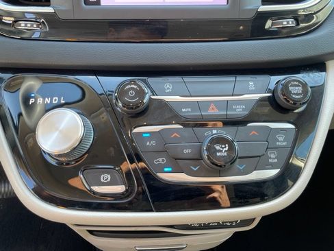 Used 2022 Chrysler Voyager LX FWD image 12