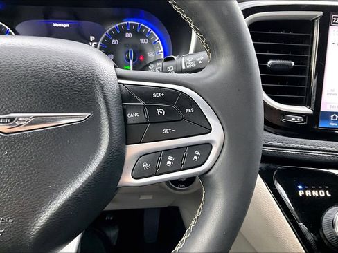 Used 2023 Chrysler Pacifica Touring-L FWD image 16