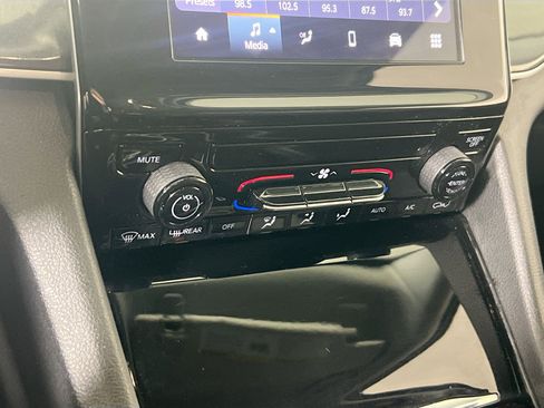 Used 2023 Jeep Grand Cherokee L Laredo image 15