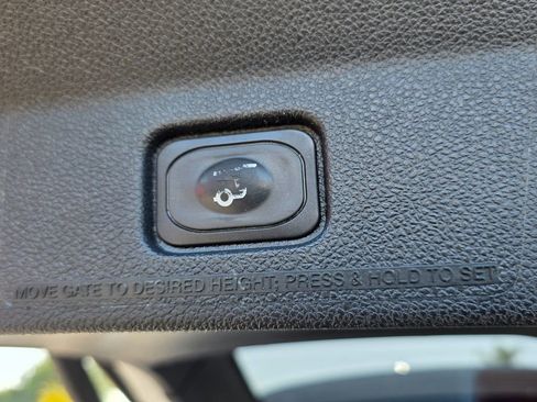 Used 2018 Ford Explorer XLT w/ Equipment Group 201A FWD image 12