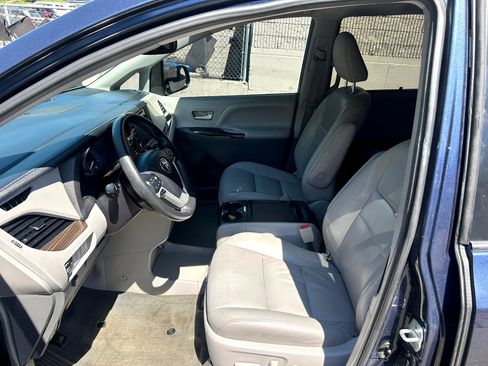 Used 2018 Toyota Sienna XLE image 10