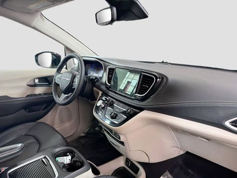 Used 2024 Chrysler Pacifica Limited FWD image 32