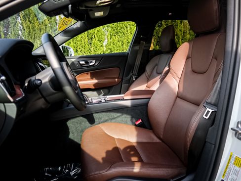 Used 2025 Volvo V60 B5 Cross Country Plus image 17