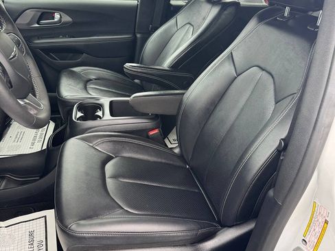 Used 2025 Chrysler Pacifica Select FWD image 10