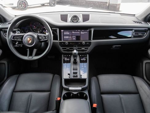 Certified 2025 Porsche Macan image 12