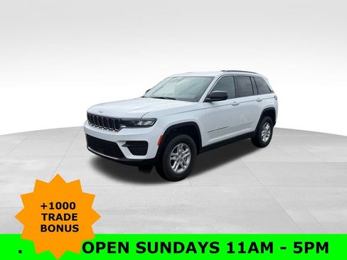 New 2025 Jeep Grand Cherokee Laredo image 3