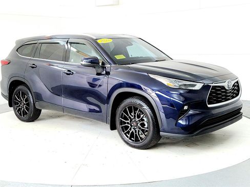 Used 2022 Toyota Highlander XLE AWD/4WD image 7