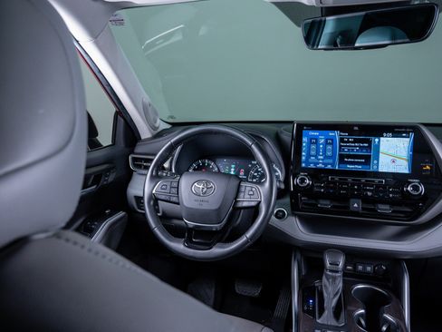 Used 2021 Toyota Highlander Limited image 15