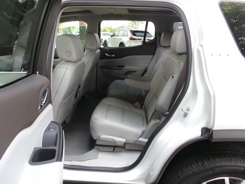 Used 2022 GMC Acadia SLT FWD image 36