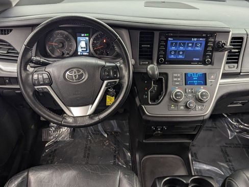 Used 2020 Toyota Sienna SE image 21