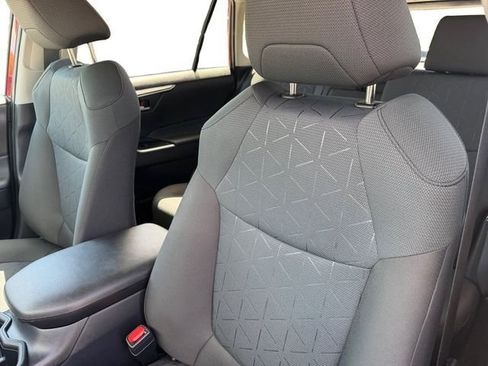 Used 2025 Toyota RAV4 XLE AWD/4WD image 16