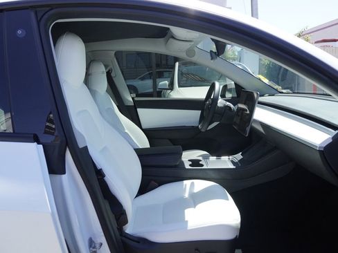 Used 2022 Tesla Model Y Long Range AWD/4WD image 18