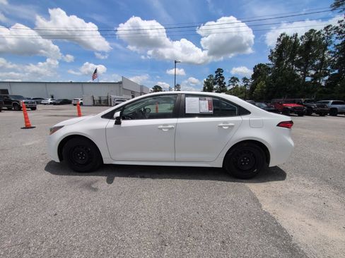 Used 2022 Toyota Corolla LE FWD image 5