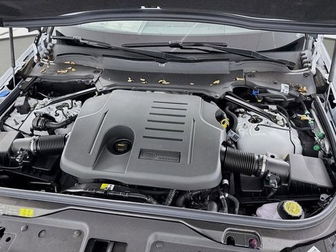 Used 2025 Land Rover Discovery Dynamic SE image 32