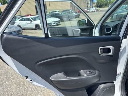 Used 2024 Hyundai Venue SE FWD image 31