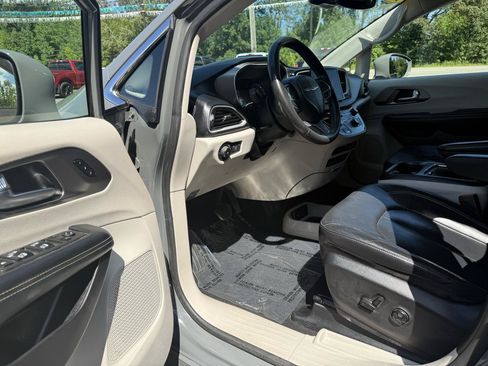 Used 2022 Chrysler Pacifica Touring-L w/ Uconnect Theater Family Group FWD image 18