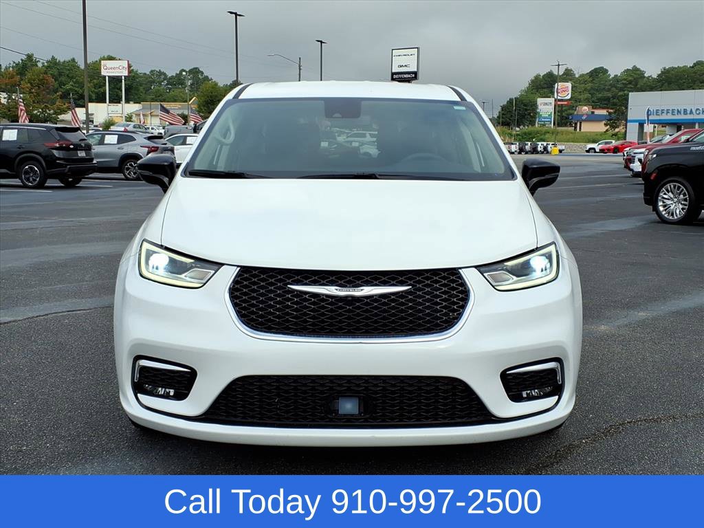 Used 2024 Chrysler Pacifica Touring-L FWD image 2