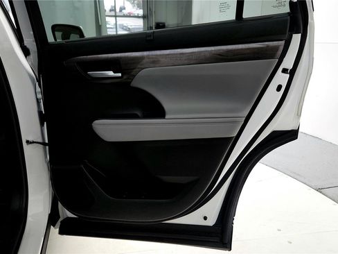 Used 2023 Toyota Highlander Limited image 31