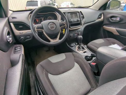 Used 2018 Jeep Cherokee Latitude AWD/4WD image 5