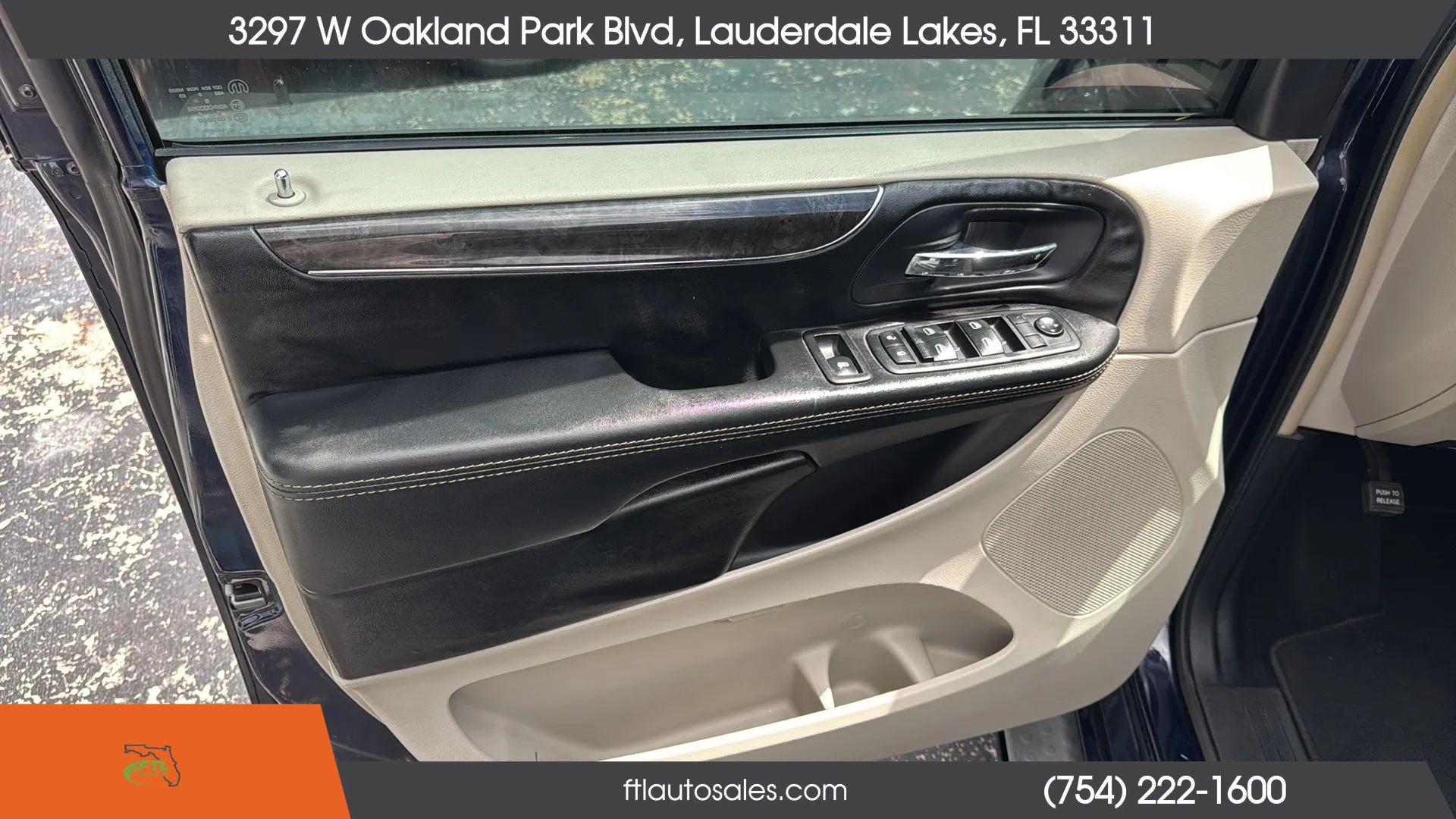 Used 2014 Chrysler Town & Country Touring-L FWD image 17