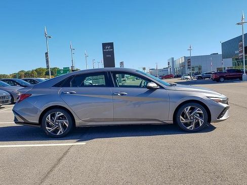New 2025 Hyundai Elantra Limited image 4
