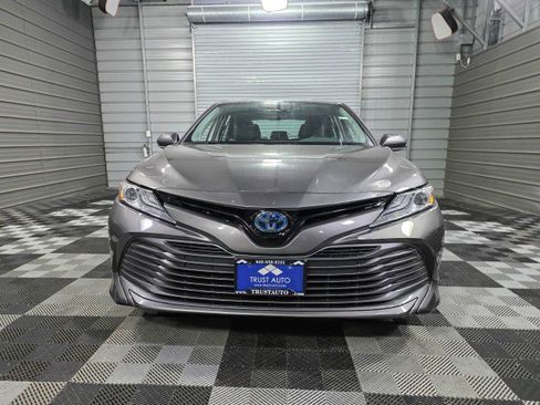 Used 2019 Toyota Camry XLE image 3