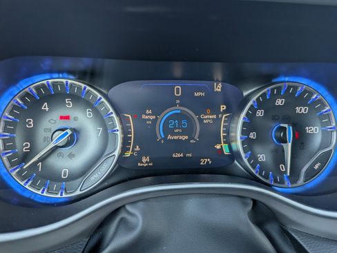 Used 2025 Chrysler Voyager LX image 17