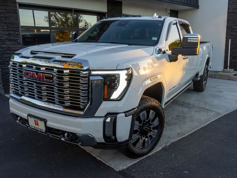 Used 2024 GMC Sierra 3500 Denali w/ Denali Reserve Package image 3
