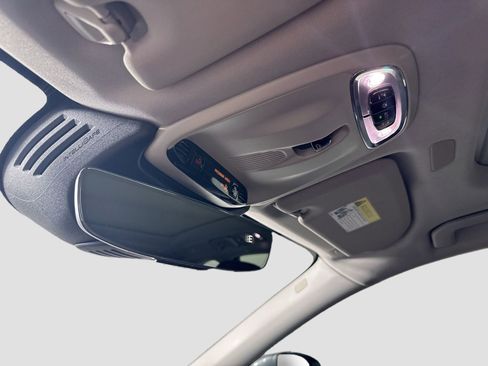 Used 2018 Volvo XC60 T6 Momentum w/ Convenience Package image 21