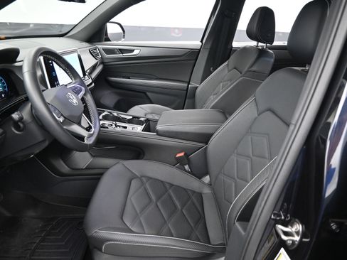 Used 2024 Volkswagen Atlas Cross Sport SE image 10
