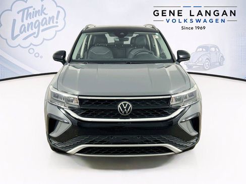 Certified 2024 Volkswagen Taos SE w/ Panoramic Sunroof Package AWD/4WD image 2