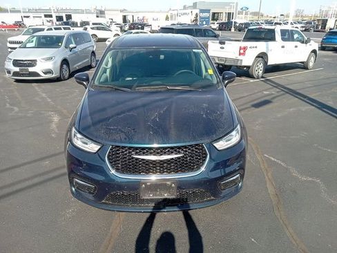 Used 2023 Chrysler Pacifica Touring-L image 2