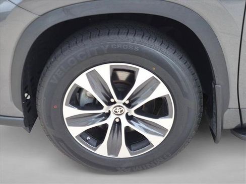 Used 2024 Toyota Highlander XLE FWD image 23